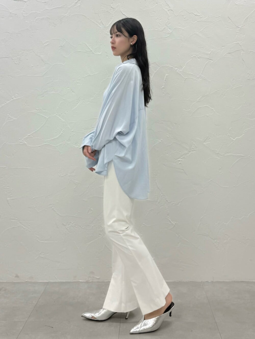 ホワイト系のその他パンツ、ブルー系のシャツ/ブラウス、シルバー系のパンプスを着用したレディースの春コーディネートの3枚目の写真