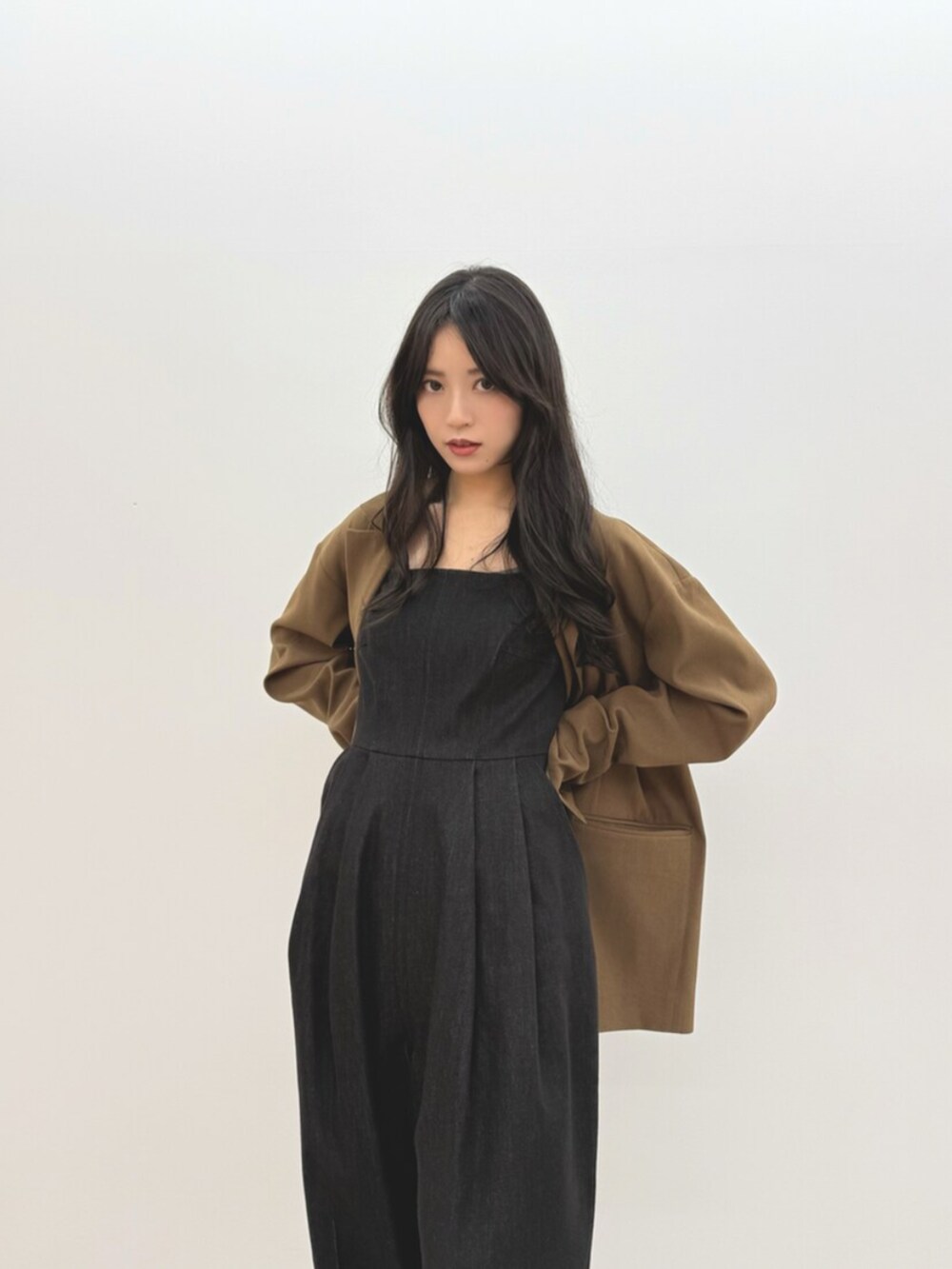 ブラック系のつなぎ/オールインワン、ブラウン系のテーラードジャケットを着用したレディースの春コーディネートの4枚目の写真