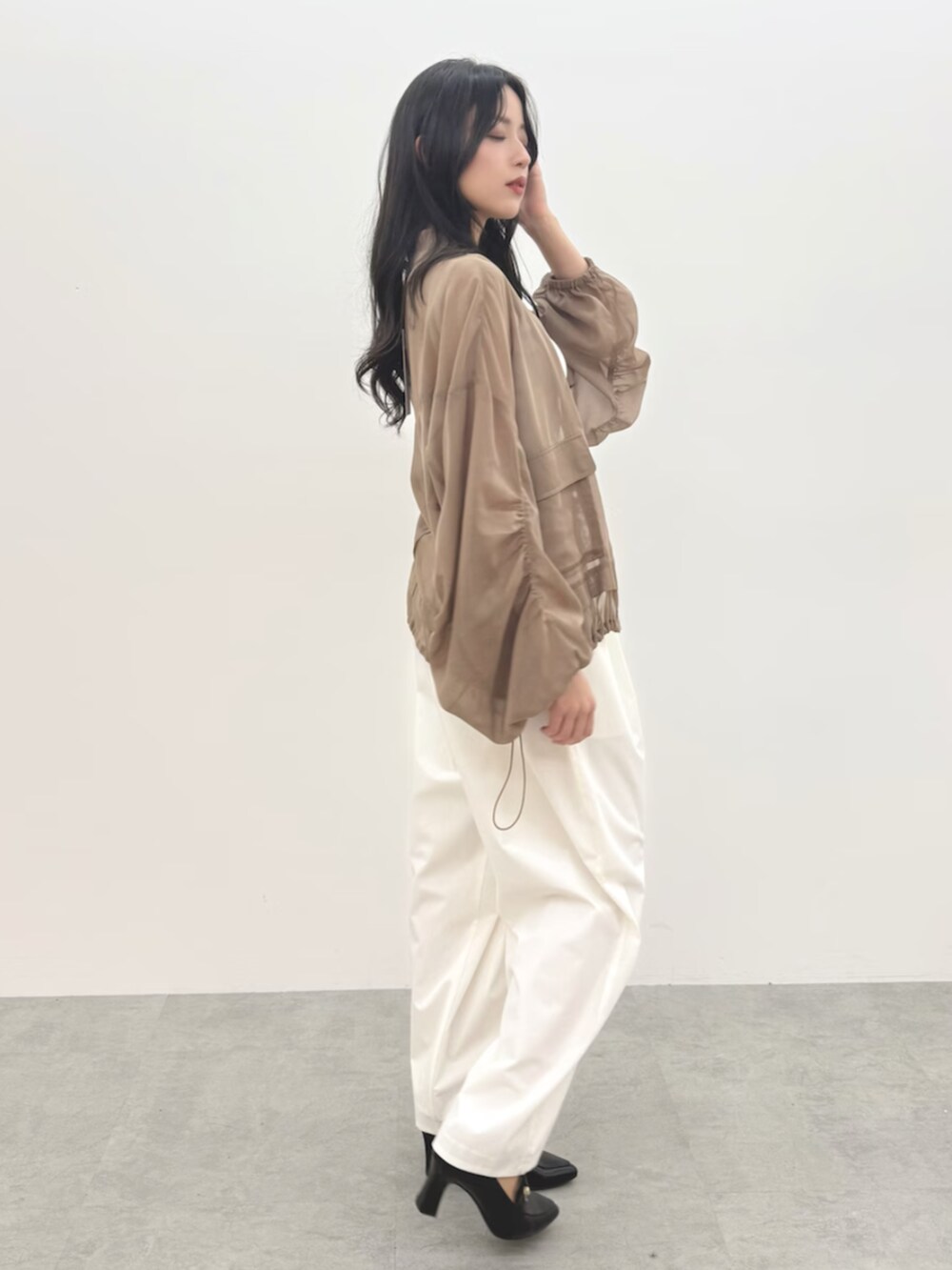 ホワイト系のタンクトップ、ホワイト系のその他パンツ、ベージュ系のブルゾンを着用したレディースの春コーディネートの5枚目の写真