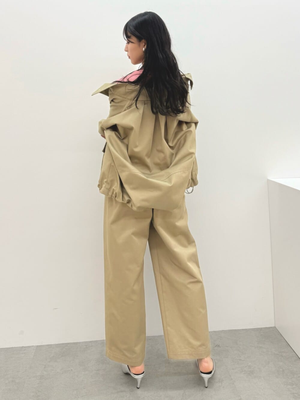 シルバー系のシューズ、ピンク系のニット/セーター、ベージュ系のその他アウターを着用したレディースの冬コーディネートの3枚目の写真