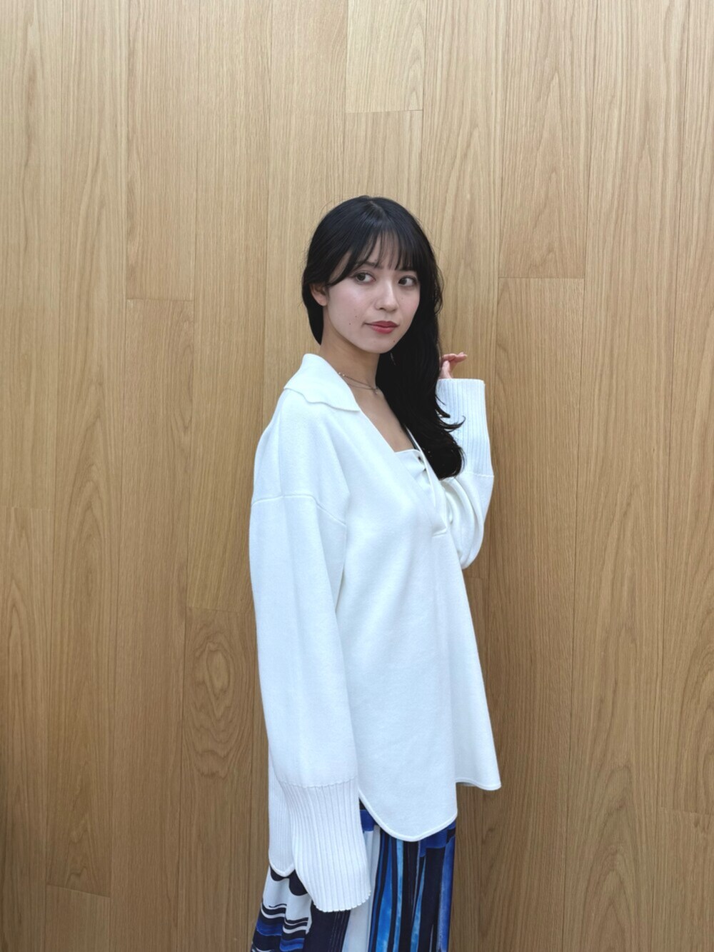 ホワイト系のパンプス、ホワイト系のニット/セーター、ホワイト系のキャミソールを着用したレディースの冬コーディネートの5枚目の写真