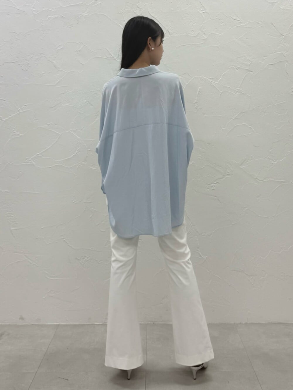 ホワイト系のその他パンツ、ブルー系のシャツ/ブラウス、シルバー系のパンプスを着用したレディースの春コーディネートの4枚目の写真