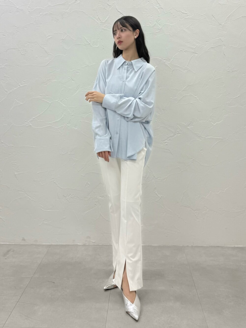ホワイト系のその他パンツ、ブルー系のシャツ/ブラウス、シルバー系のパンプスを着用したレディースの春コーディネートの2枚目の写真
