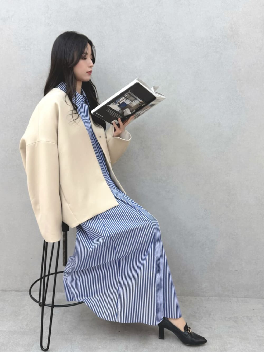 ブルー系のシャツワンピース、ベージュ系のその他アウターを着用したレディースの春コーディネートの5枚目の写真