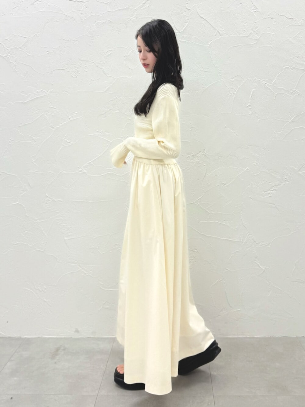 ホワイト系のワンピースを着用したレディースの春コーディネートの2枚目の写真