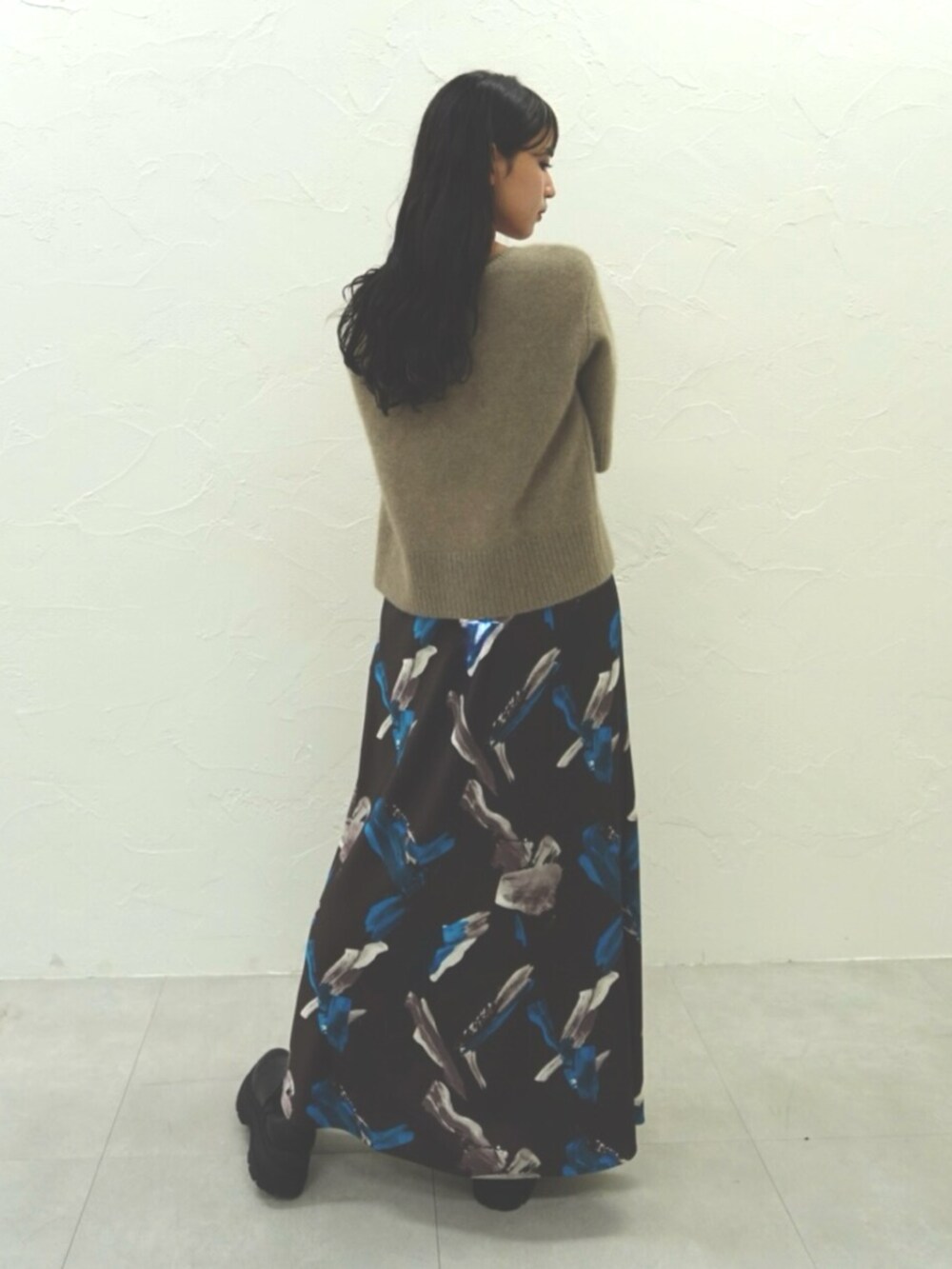 ベージュ系のニット/セーター、ブラウン系のスカートを着用したレディースの秋コーディネートの4枚目の写真