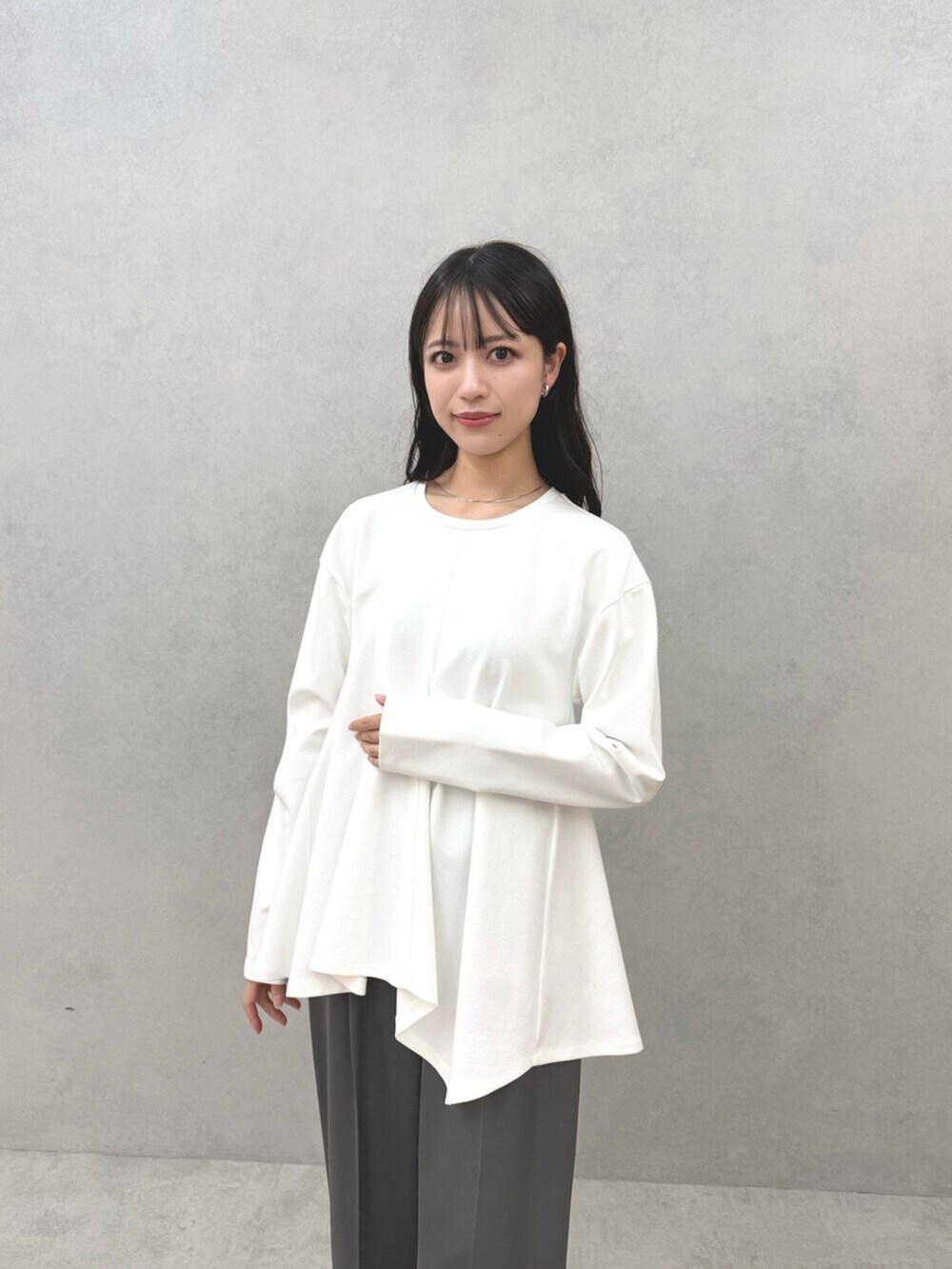 ブラック系のブーツ、ホワイト系のTシャツ/カットソー、グレー系のその他パンツを着用したレディースの秋コーディネートの4枚目の写真