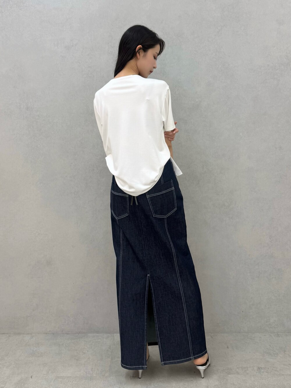 ホワイト系のTシャツ/カットソー、シルバー系のパンプス、ブルー系のスカートを着用したレディースの春コーディネートの3枚目の写真