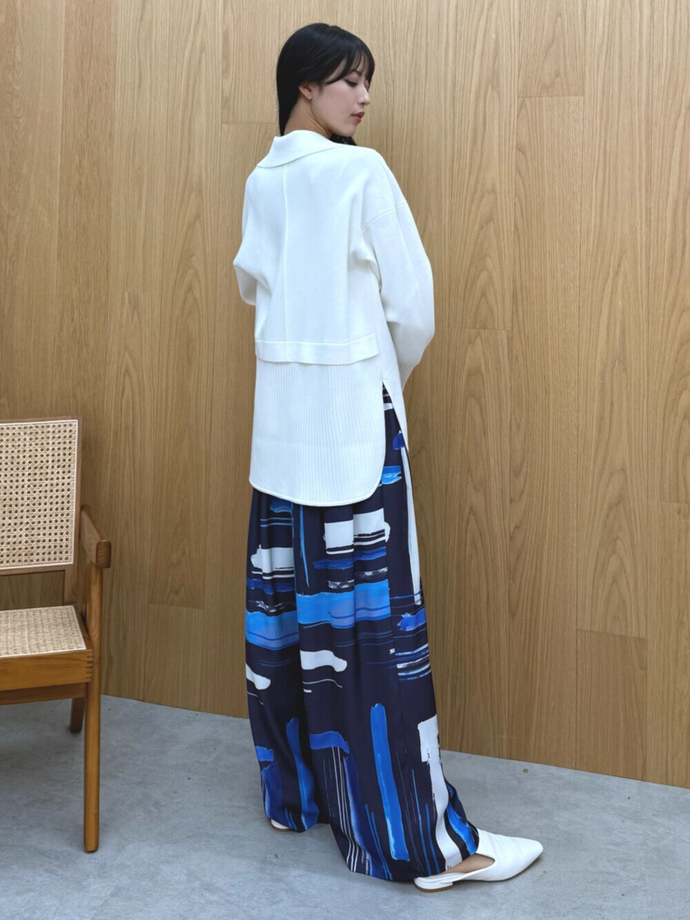 ホワイト系のパンプス、ホワイト系のニット/セーター、ホワイト系のキャミソールを着用したレディースの冬コーディネートの4枚目の写真