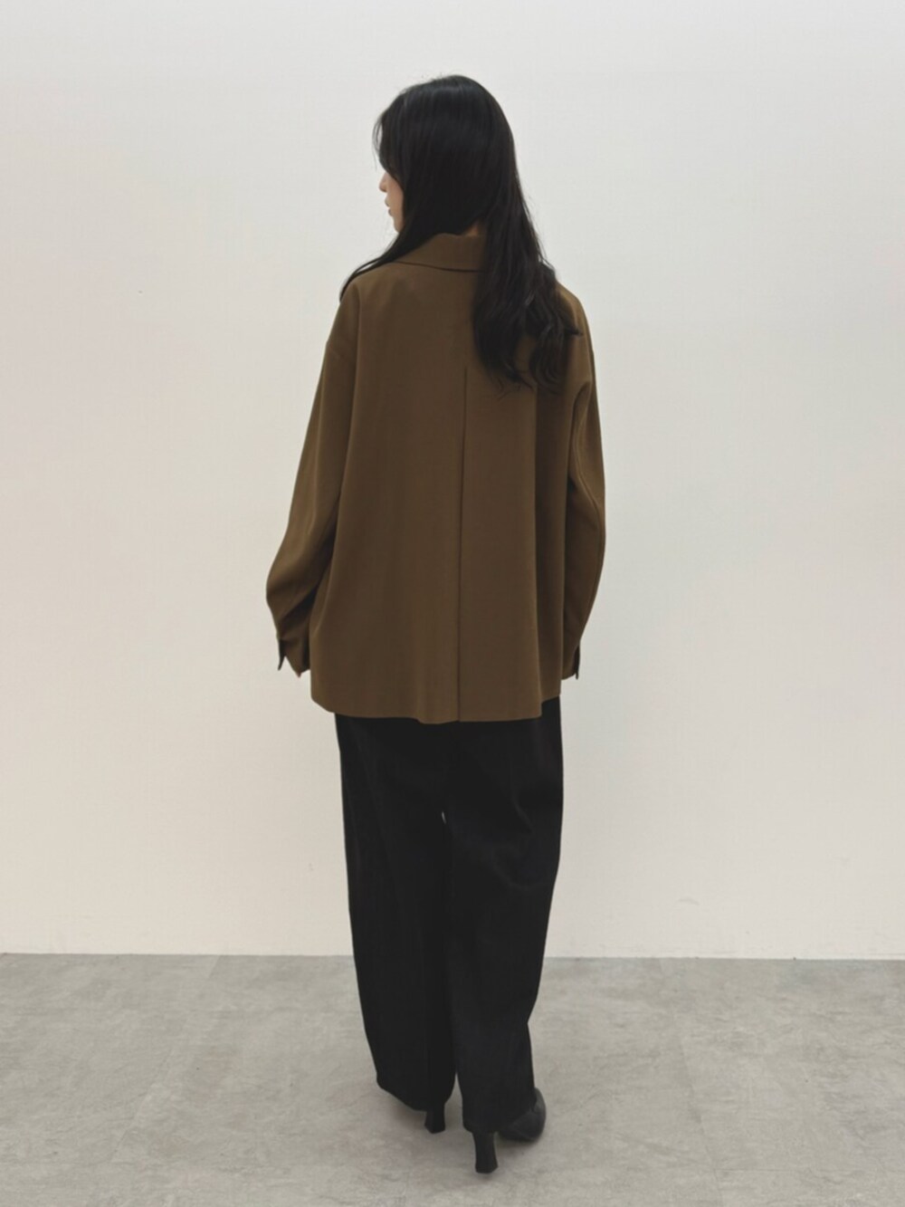 ブラック系のつなぎ/オールインワン、ブラウン系のテーラードジャケットを着用したレディースの春コーディネートの5枚目の写真