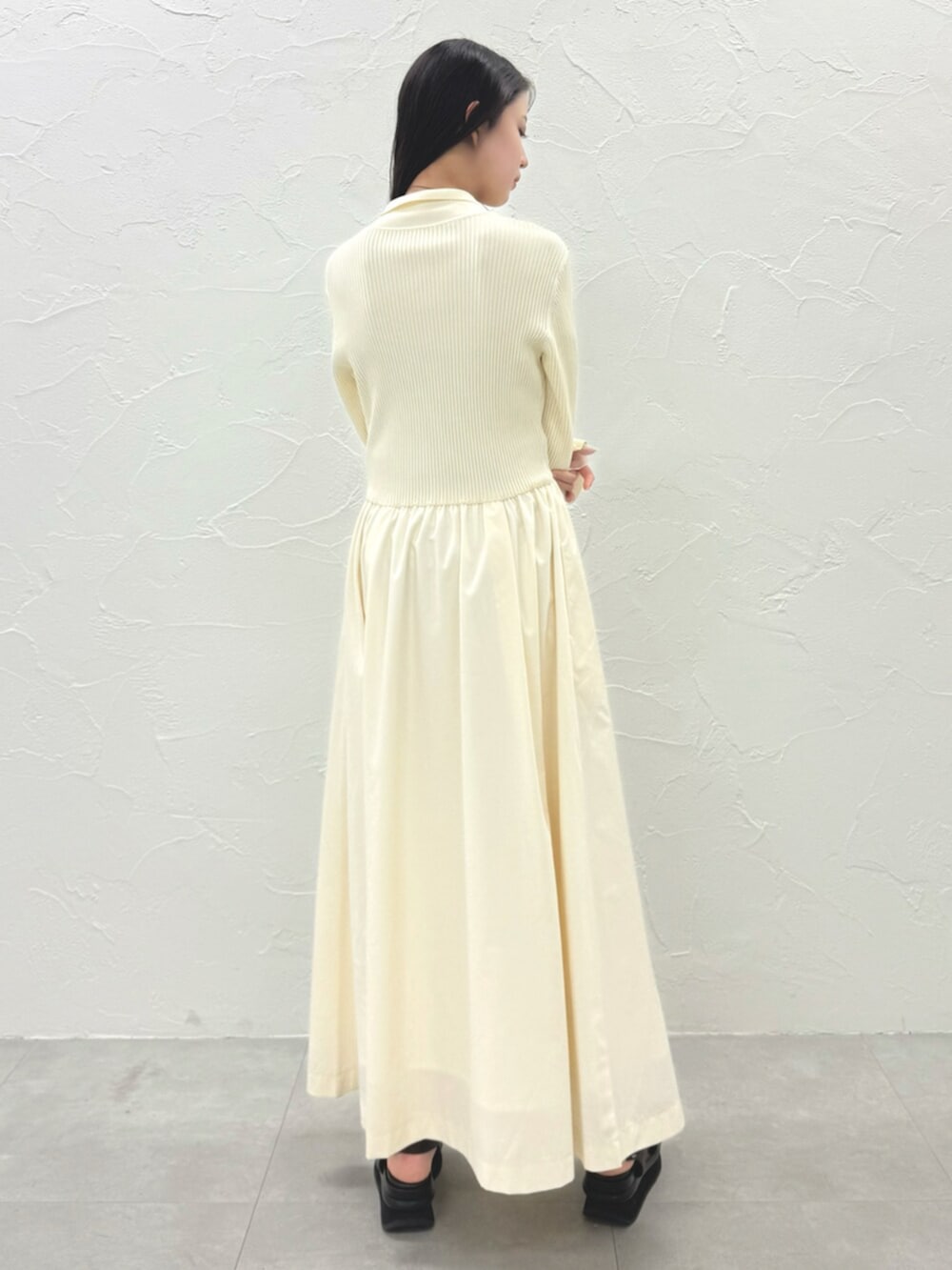 ホワイト系のワンピースを着用したレディースの春コーディネートの3枚目の写真