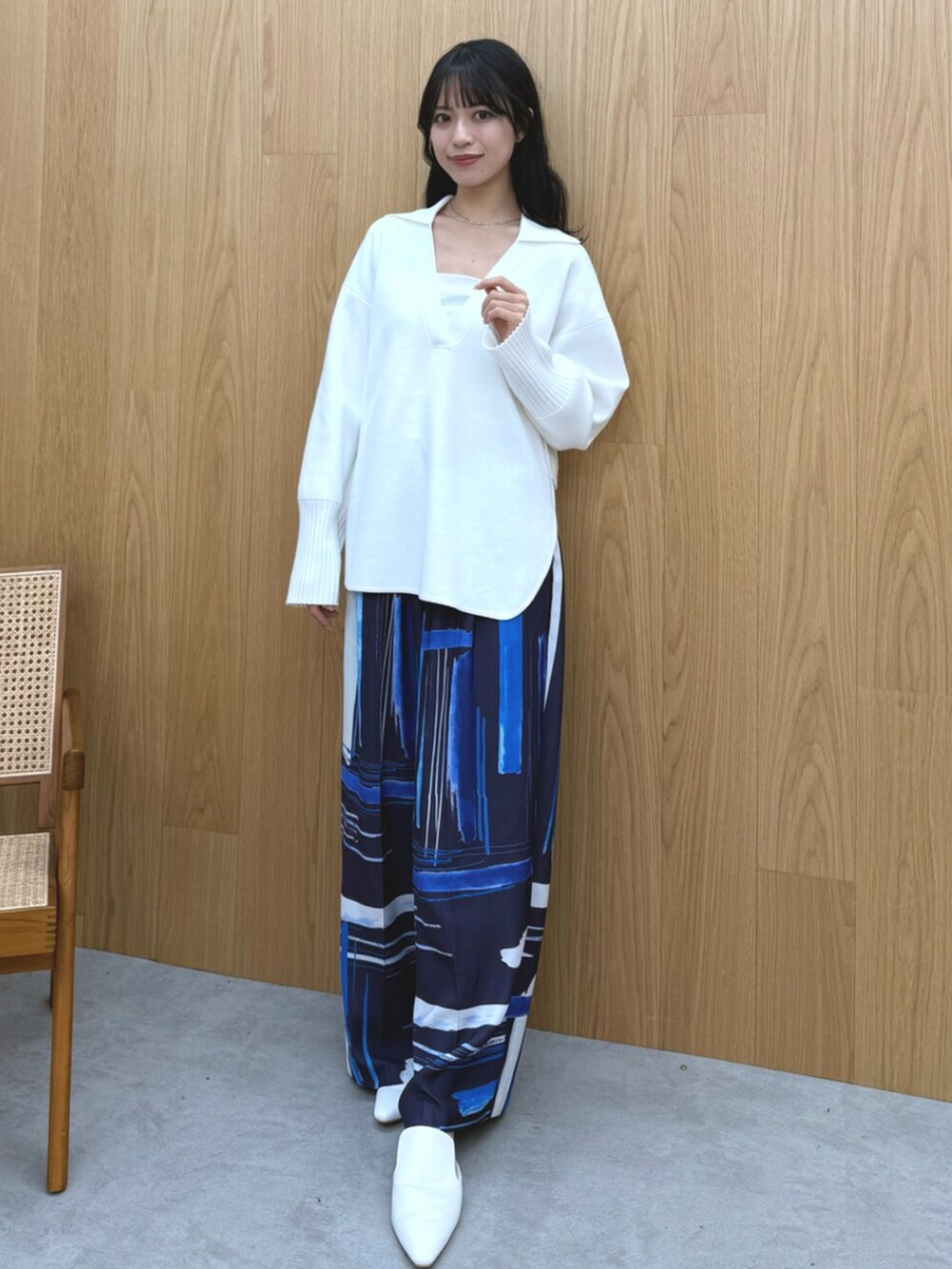 ホワイト系のパンプス、ホワイト系のニット/セーター、ホワイト系のキャミソールを着用したレディースの冬コーディネートの2枚目の写真