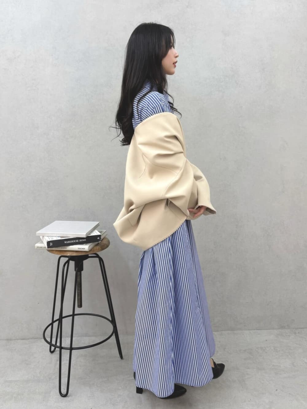 ブルー系のシャツワンピース、ベージュ系のその他アウターを着用したレディースの春コーディネートの3枚目の写真