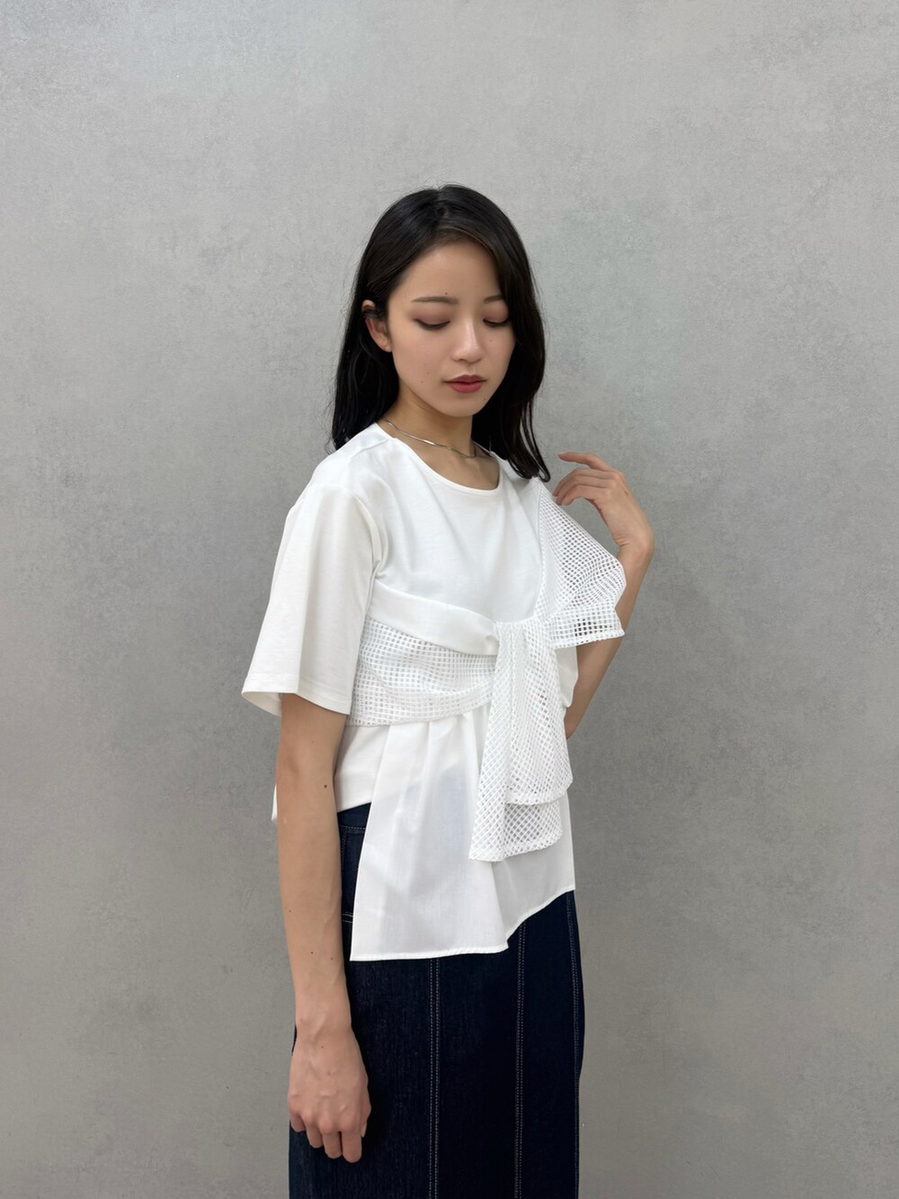 ホワイト系のTシャツ/カットソー、シルバー系のパンプス、ブルー系のスカートを着用したレディースの春コーディネートの4枚目の写真