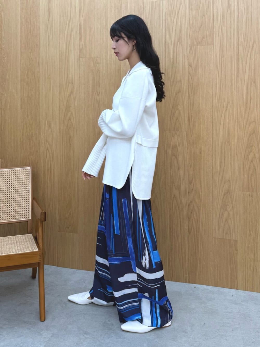 ホワイト系のパンプス、ホワイト系のニット/セーター、ホワイト系のキャミソールを着用したレディースの冬コーディネートの3枚目の写真