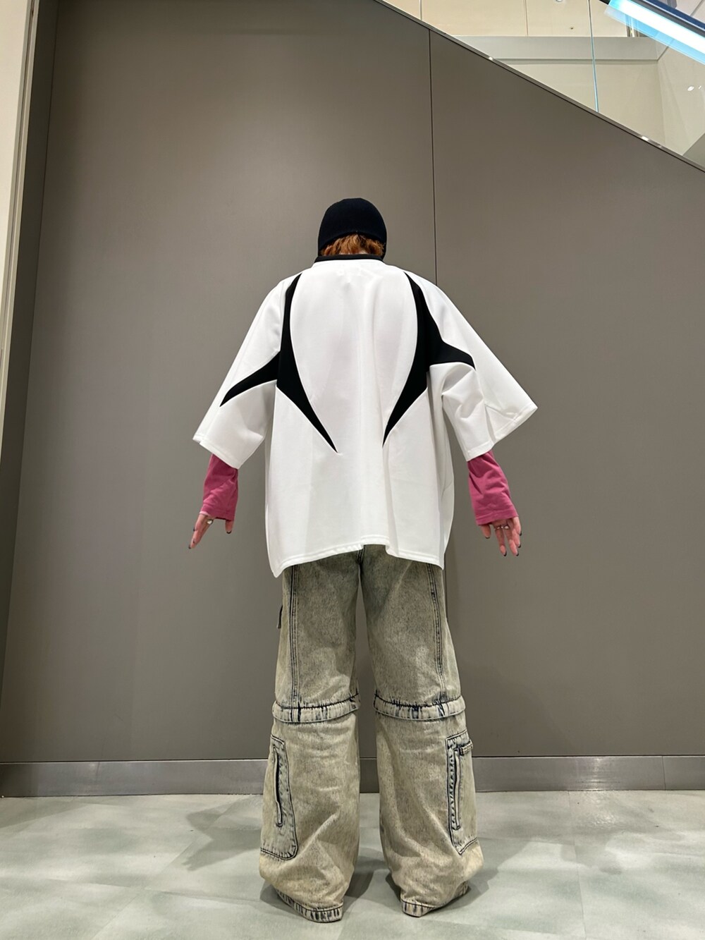 ホワイト系のTシャツ/カットソー、ブラック系のスニーカーを着用したメンズの春コーディネートの2枚目の写真