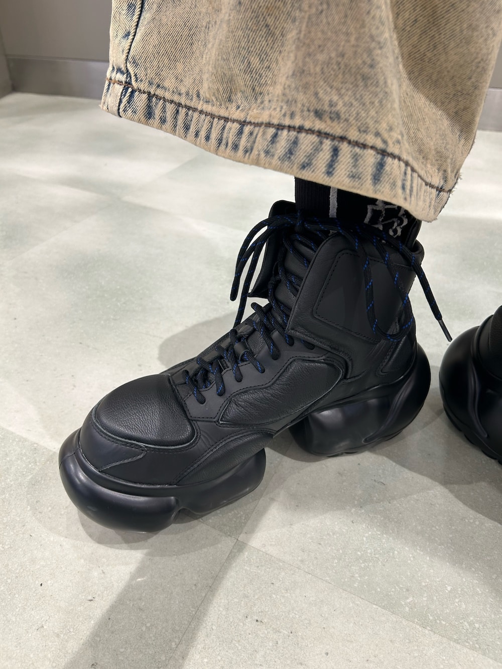 グレー系のその他アウター、ブルー系のスニーカーを着用したメンズの夏コーディネートの3枚目の写真