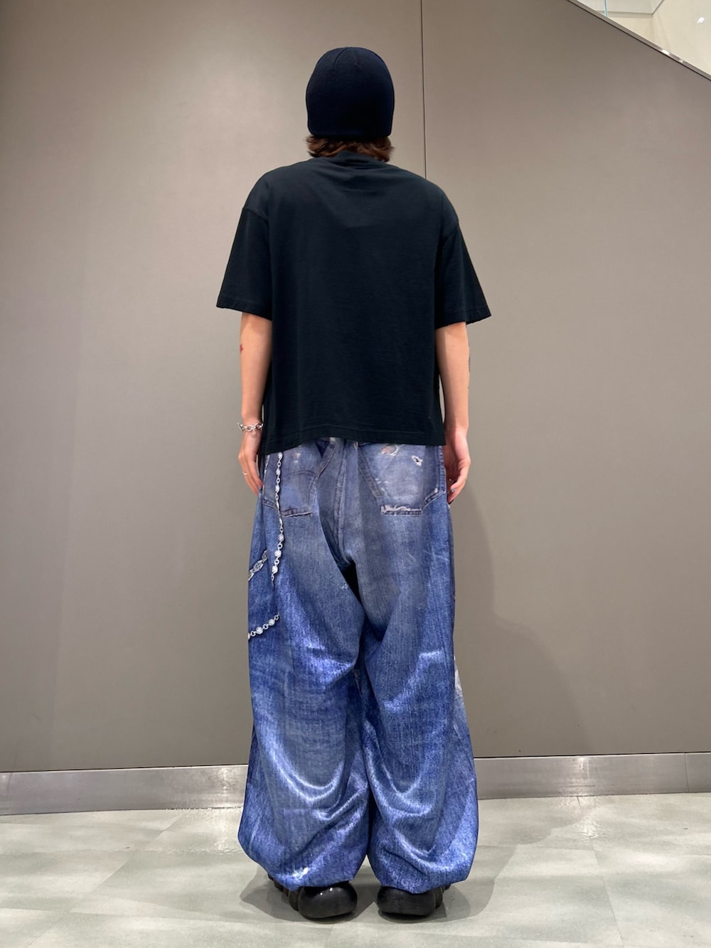 「ロゴT、半袖シャツ、ロイヤルフラッシュ、ROYAL FLASH、TATA、グラウンズ、ミハラヤスヒロ(MIHARAYASUHIRO)、夏服コーデ、服好きな人と繋がりたい」｜「TALKING ABOUT THE ABSTRACTIONのTALKING ABOUT THE ABSTRACTION/トーキングアバウトジアブストラクション/別注 PRINT DENIM WITH CHAIN（その他パンツ、その他）」を使った、ryotaさん（メンズ・163cm）の夏コーディネートの3枚目の写真
