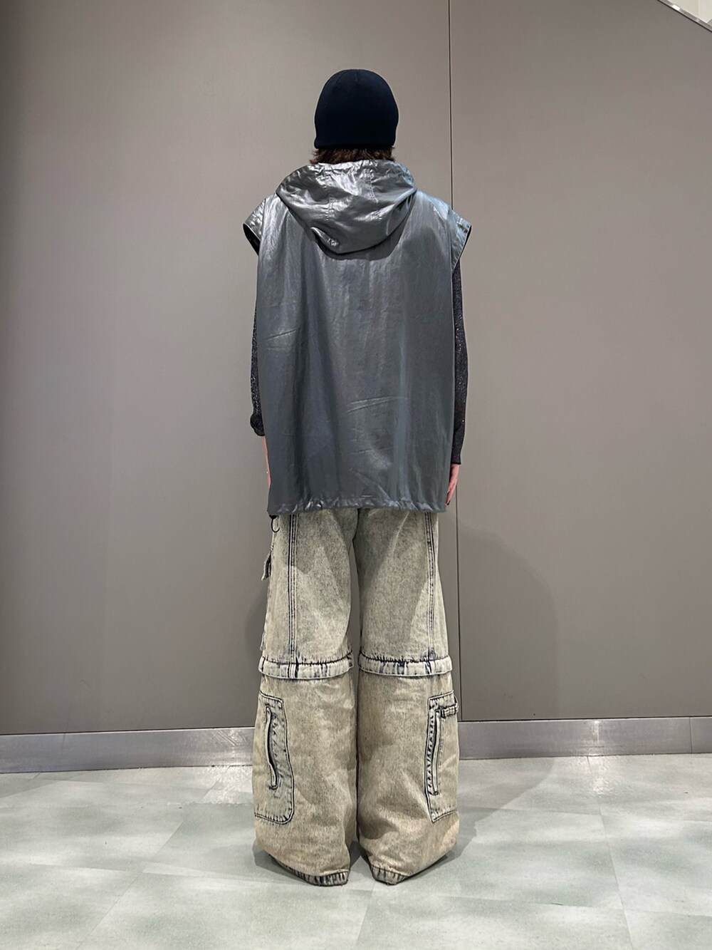 グレー系のその他アウター、ブルー系のスニーカーを着用したメンズの夏コーディネートの2枚目の写真