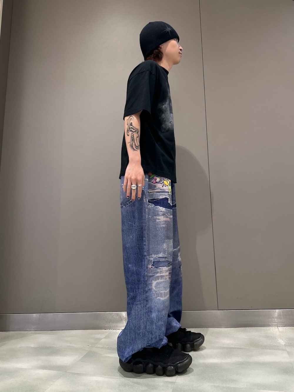 「ロゴT、半袖シャツ、ロイヤルフラッシュ、ROYAL FLASH、TATA、グラウンズ、ミハラヤスヒロ(MIHARAYASUHIRO)、夏服コーデ、服好きな人と繋がりたい」｜「TALKING ABOUT THE ABSTRACTIONのTALKING ABOUT THE ABSTRACTION/トーキングアバウトジアブストラクション/別注 PRINT DENIM WITH CHAIN（その他パンツ、その他）」を使った、ryotaさん（メンズ・163cm）の夏コーディネートの2枚目の写真