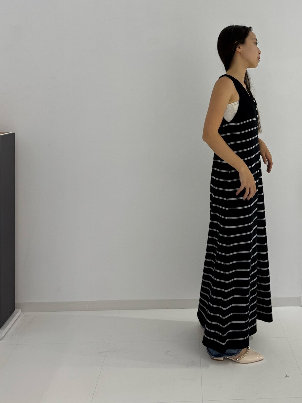 ブラック系のワンピースを着用したレディースの夏コーディネートの2枚目の写真