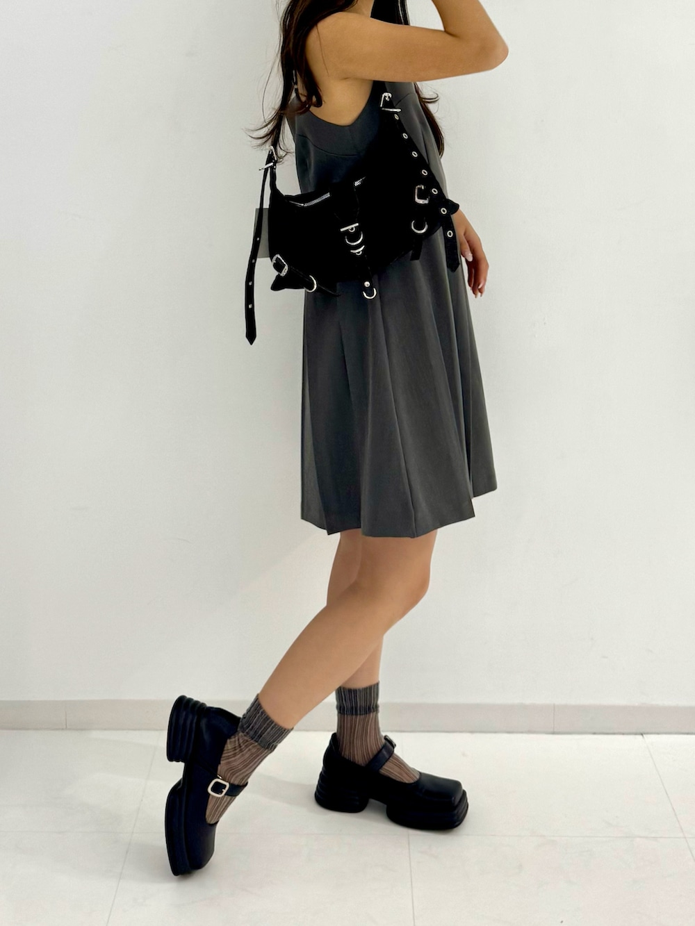 グレー系のワンピース、ブラック系のローファー、ブラック系のトートバッグを着用したレディースの春コーディネートの4枚目の写真