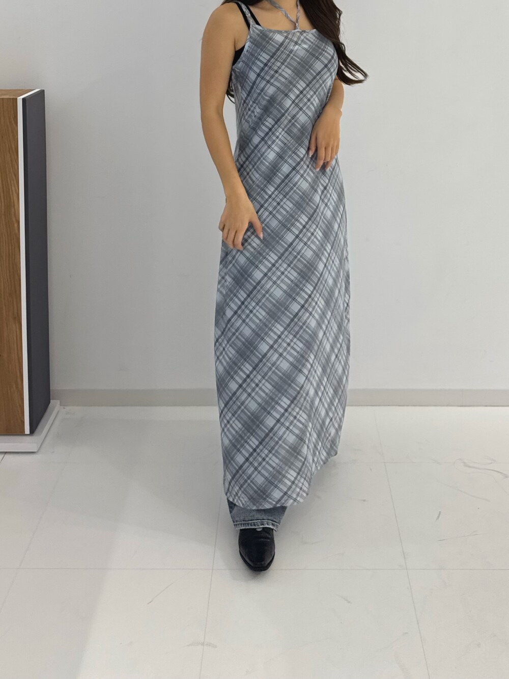 ブラック系のローファー、ブルー系のワンピース、ブラック系のキャミソールを着用したレディースの春コーディネートの2枚目の写真