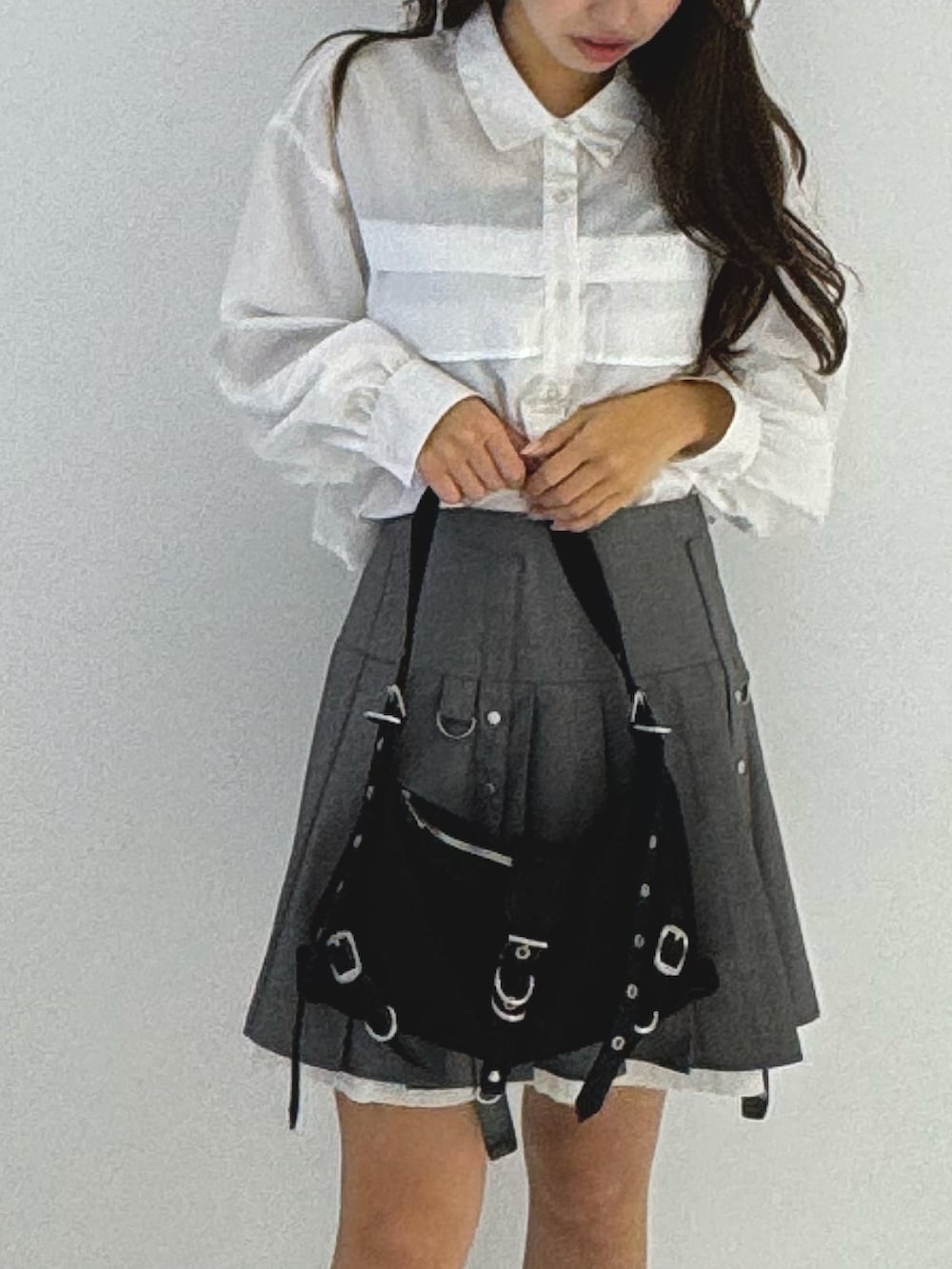 ブラック系のローファー、ブラック系のトートバッグ、グレー系のスカートを着用したレディースの春コーディネートの3枚目の写真