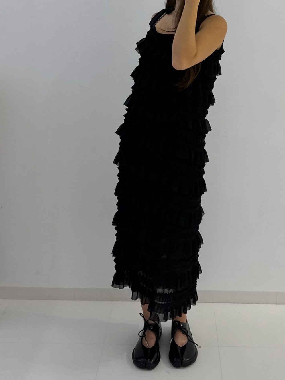 ブラック系のスニーカー、ブラック系のワンピースを着用したレディースの春コーディネートの2枚目の写真