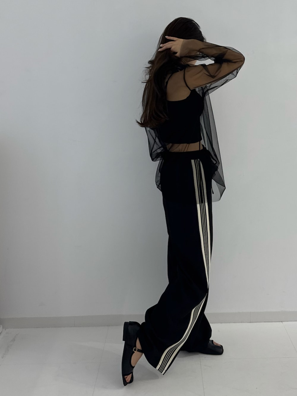 ブラック系のTシャツ/カットソー、ブラック系のキャミソール、ブラック系のパンプスを着用したレディースの春コーディネートの3枚目の写真