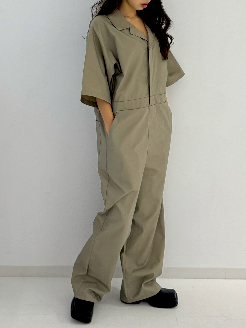 ベージュ系のつなぎ/オールインワン、ブラック系のローファーを着用したレディースの春コーディネートの3枚目の写真