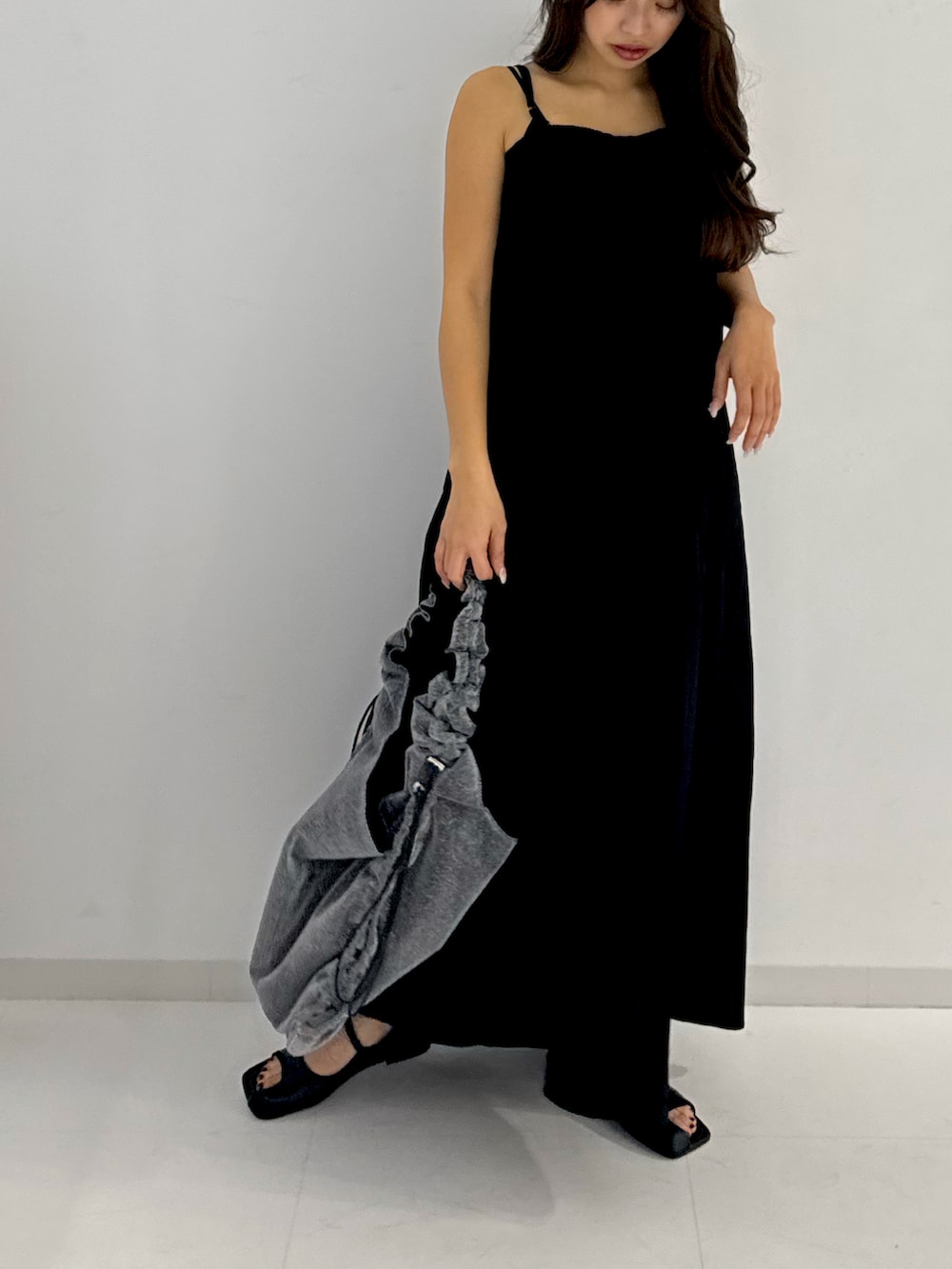 ブラック系のパンプス、シルバー系のトートバッグを着用したレディースの春コーディネートの4枚目の写真