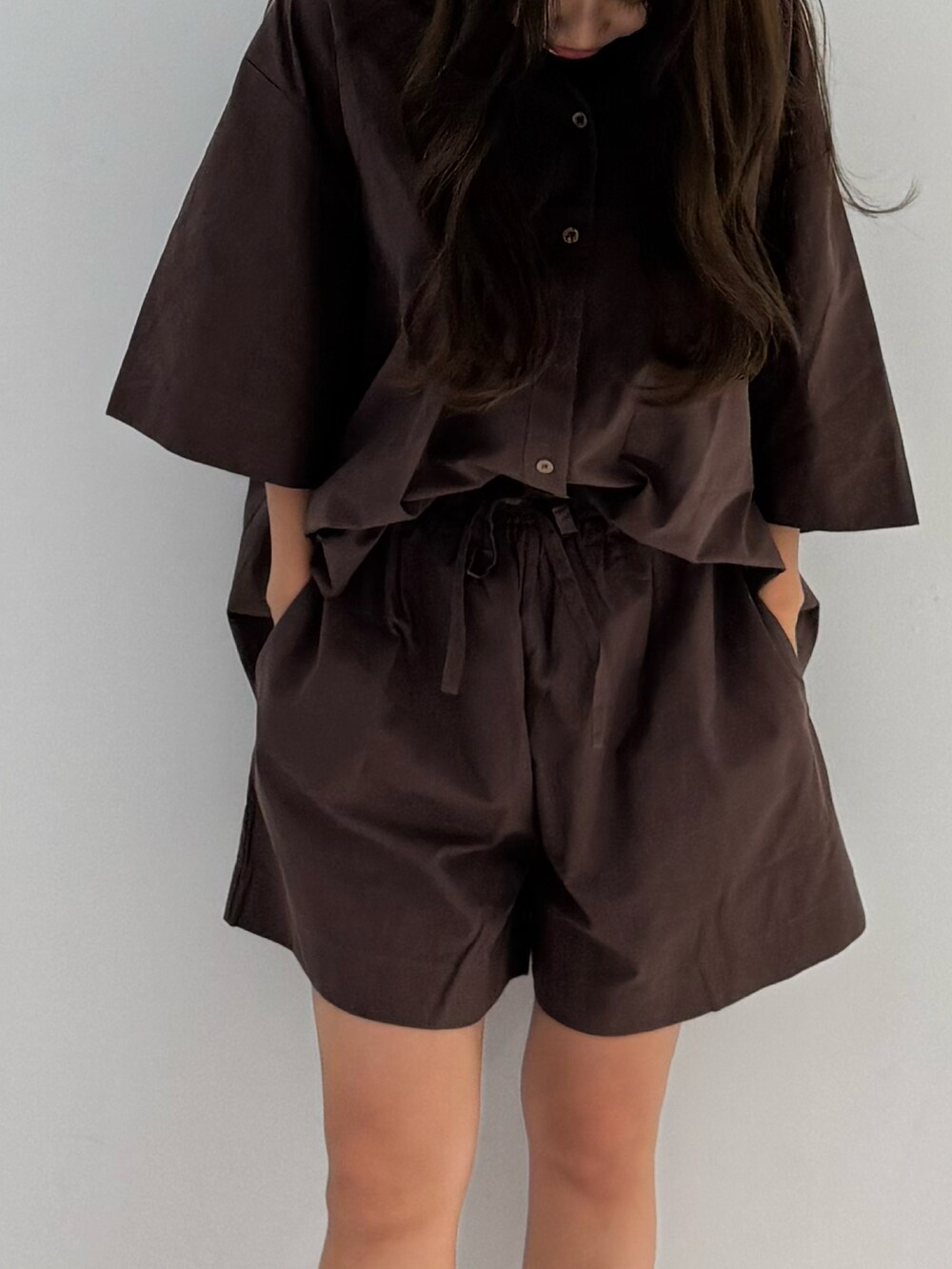 ブラウン系のセットアップを着用したレディースの夏コーディネートの2枚目の写真