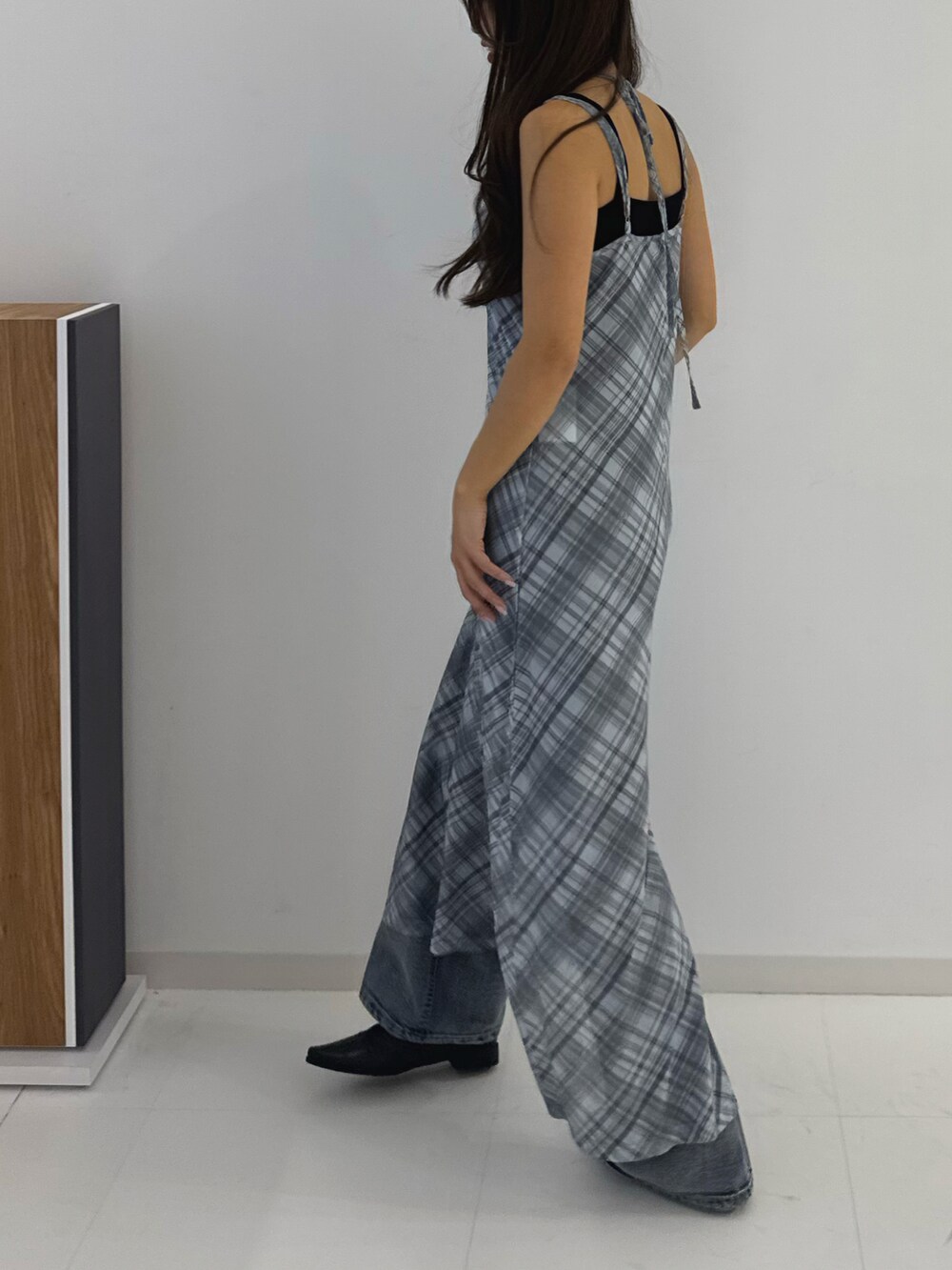 ブラック系のローファー、ブルー系のワンピース、ブラック系のキャミソールを着用したレディースの春コーディネートの4枚目の写真