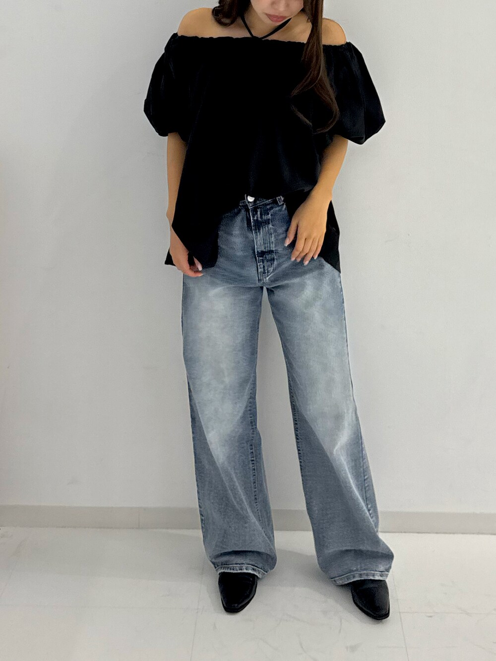 ブラック系のデニムパンツ、ブラック系のローファー、ブラック系のシャツ/ブラウスを着用したレディースの春コーディネートの3枚目の写真