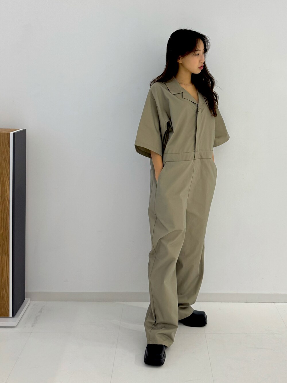 ベージュ系のつなぎ/オールインワン、ブラック系のローファーを着用したレディースの春コーディネートの4枚目の写真