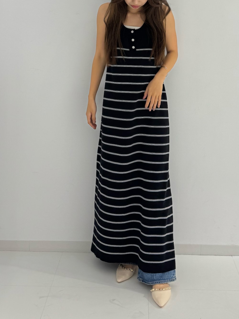 ブラック系のワンピースを着用したレディースの夏コーディネートの3枚目の写真