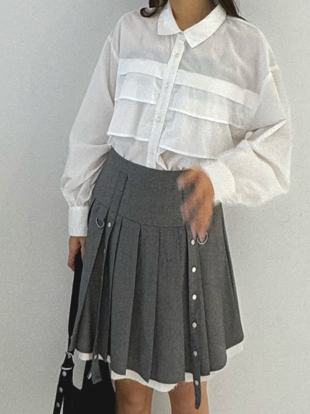 ブラック系のローファー、ブラック系のトートバッグ、グレー系のスカートを着用したレディースの春コーディネートの2枚目の写真