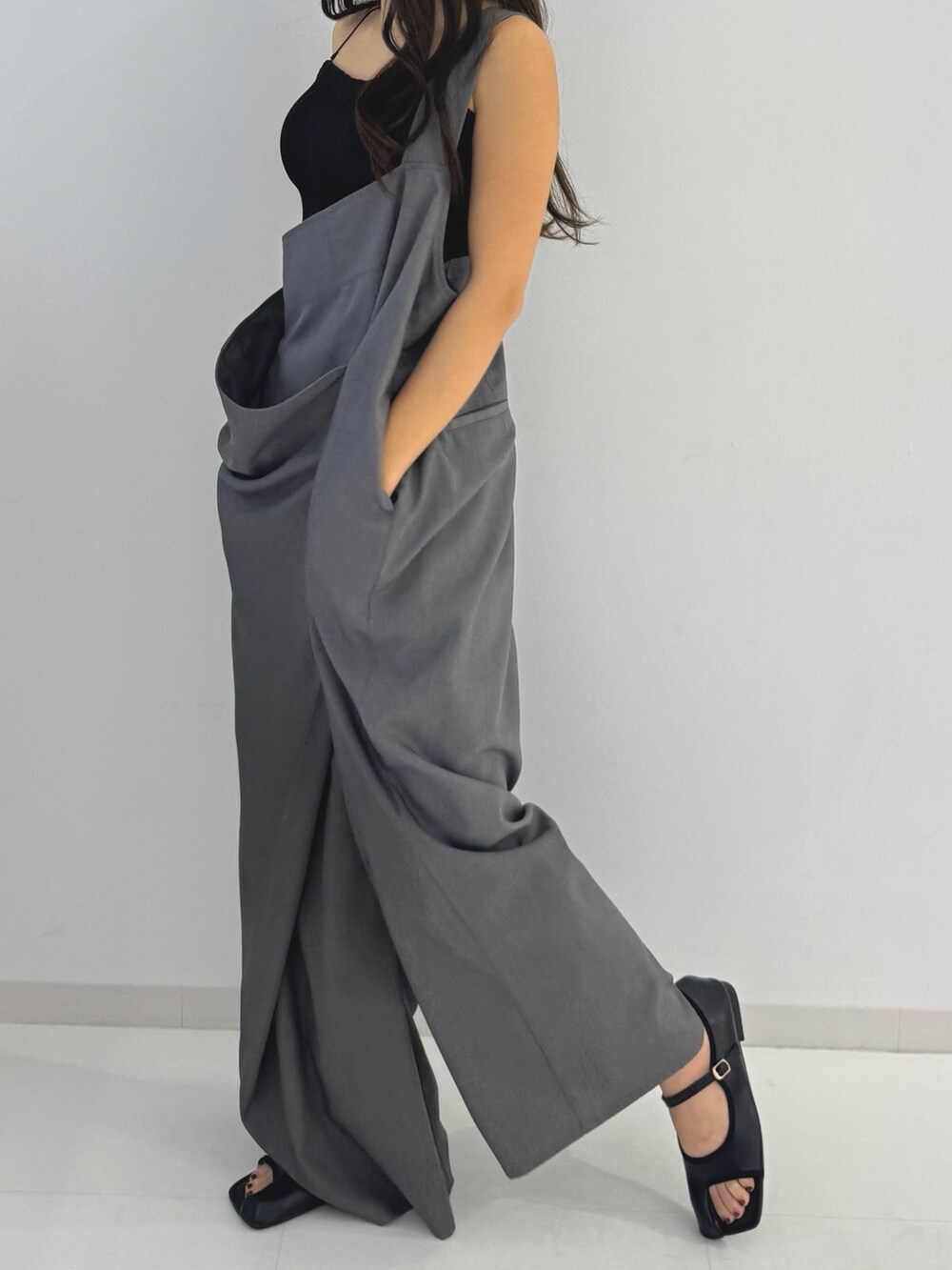 ブラック系のキャミソール、グレー系のサロペット/オーバーオール、ブラック系のサンダルを着用したレディースの春コーディネートの2枚目の写真