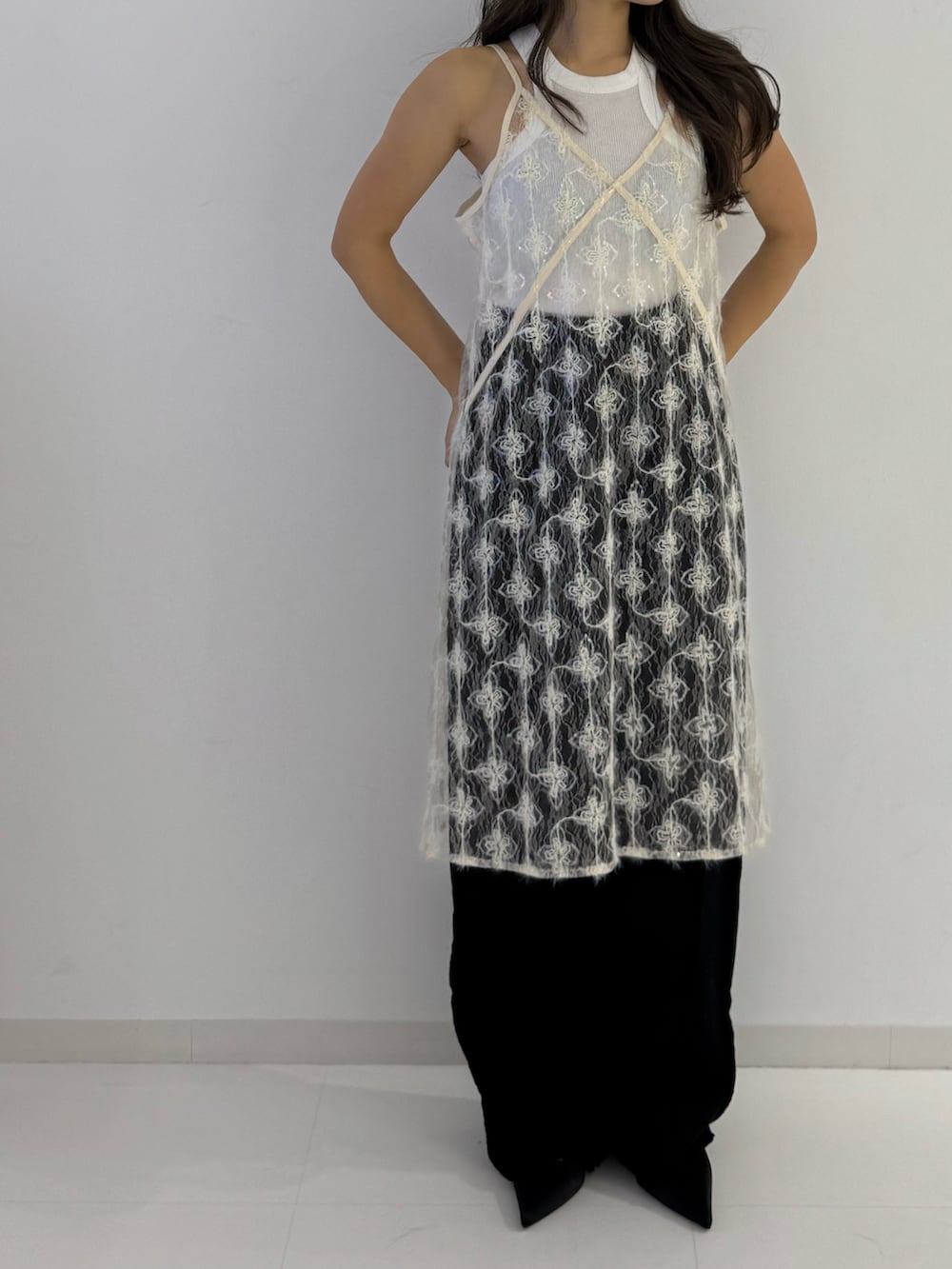 ホワイト系のタンクトップ、ホワイト系のワンピース、ブラック系のスウェットパンツを着用したレディースの夏コーディネートの2枚目の写真