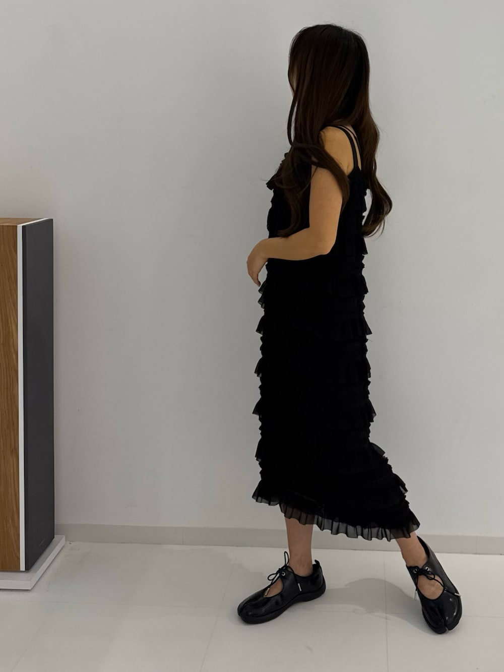 ブラック系のスニーカー、ブラック系のワンピースを着用したレディースの春コーディネートの4枚目の写真