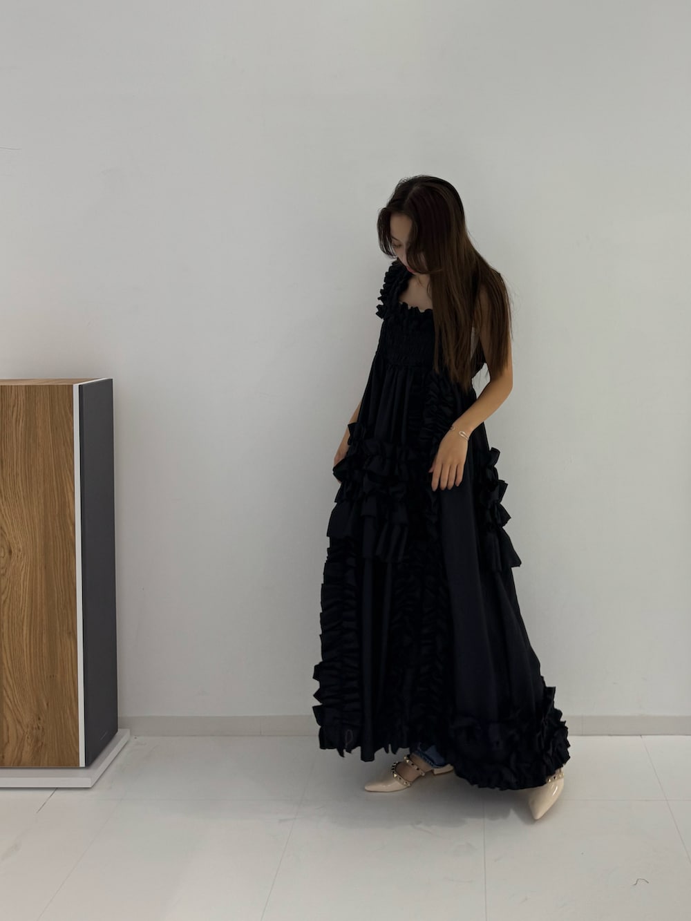 ブラック系のワンピースを着用したレディースの夏コーディネートの3枚目の写真