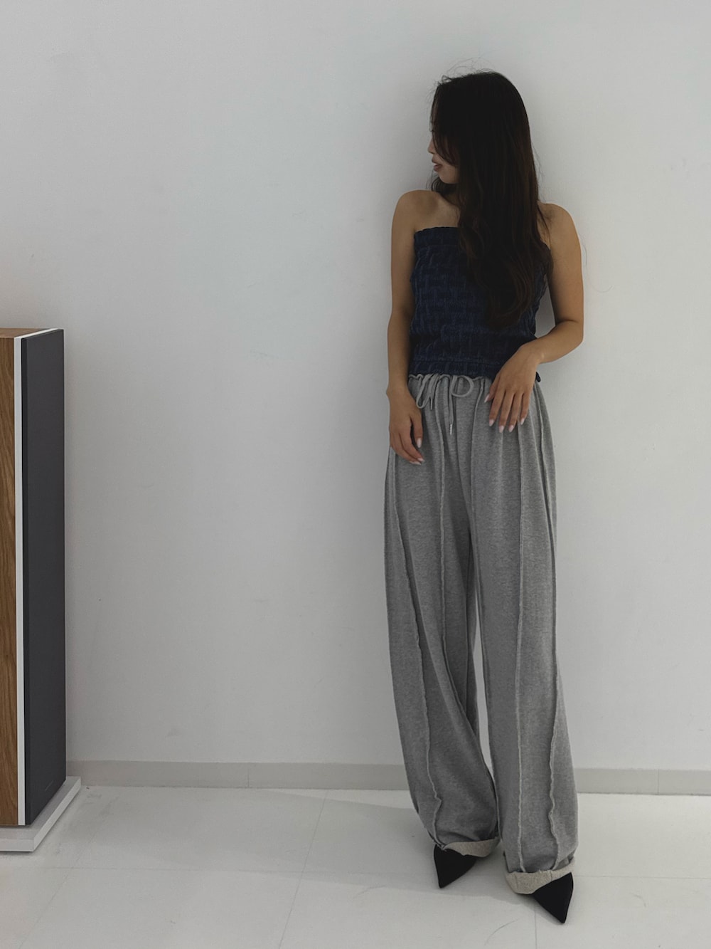 ブルー系のチューブトップ、グレー系のスウェットパンツ、ブラック系のパンプスを着用したレディースの夏コーディネートの3枚目の写真