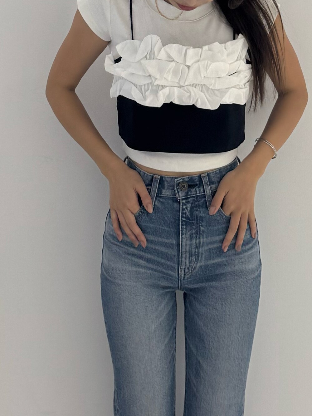 ブラック系のキャミソールを着用したレディースの夏コーディネートの3枚目の写真