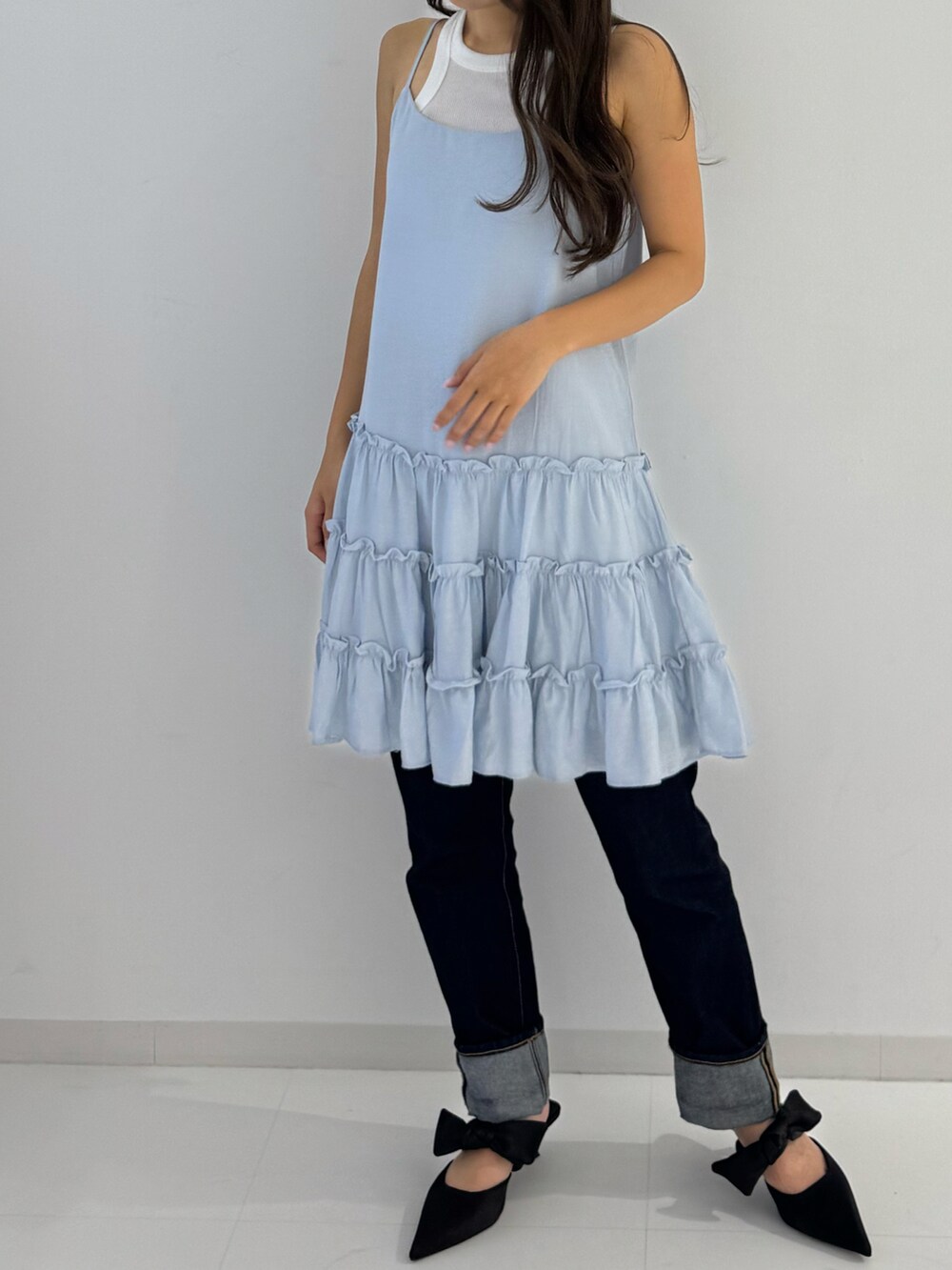 ブラック系のパンプス、ブラック系のパンツ、ブルー系のワンピース/ドレスを着用したレディースの夏コーディネートの2枚目の写真