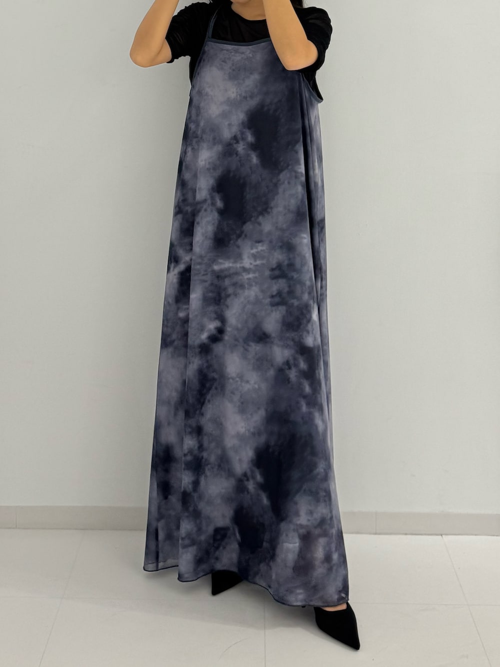 ブルー系のワンピース、ブラック系のTシャツ/カットソー、ブラック系のパンプスを着用したレディースの夏コーディネートの3枚目の写真