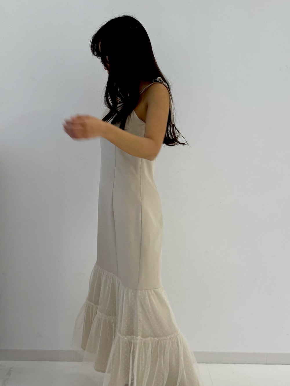 ベージュ系のワンピース、ブラック系のサンダルを着用したレディースの春コーディネートの2枚目の写真