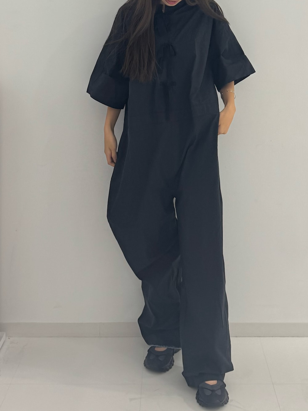 ブラック系のつなぎ/オールインワン、ブラック系のシューズを着用したレディースの夏コーディネートの2枚目の写真