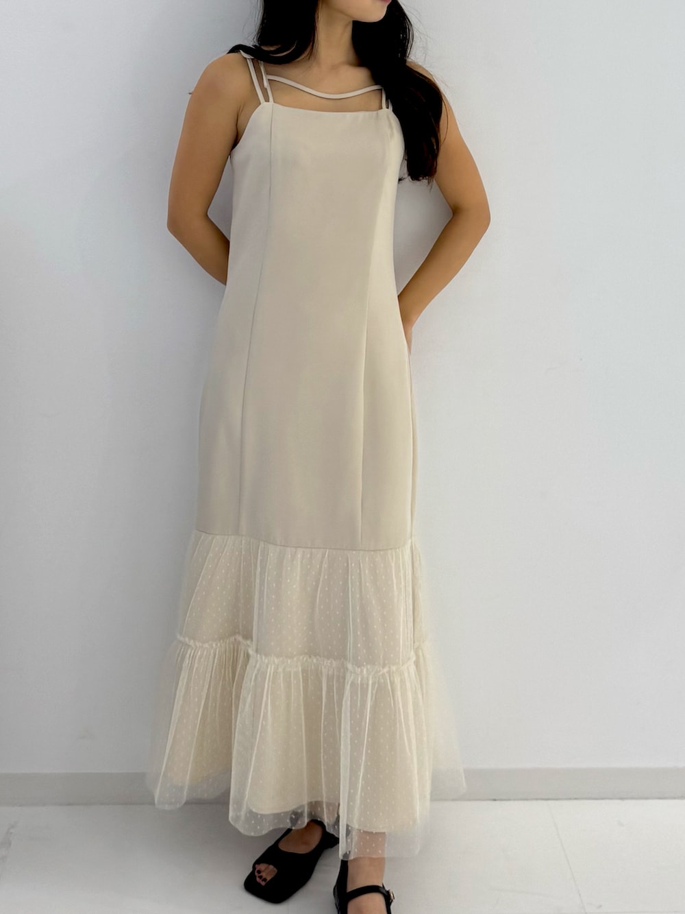 ベージュ系のワンピース、ブラック系のサンダルを着用したレディースの春コーディネートの3枚目の写真