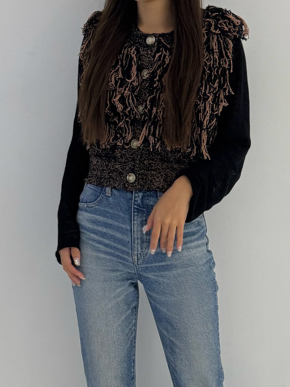 ブラック系のブーツ、ブラック系のTシャツ/カットソー、ブラウン系のトップスを着用したレディースの秋コーディネートの2枚目の写真